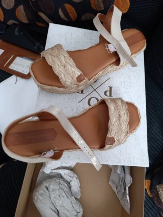 Sandalias cuña beige y doradas