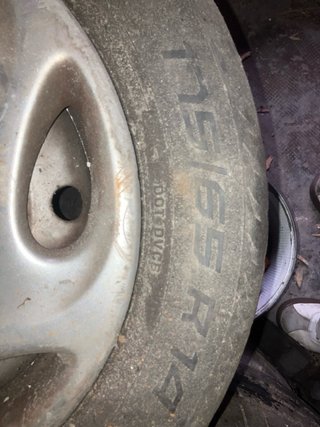 Llanta Peugeot con tapacubos