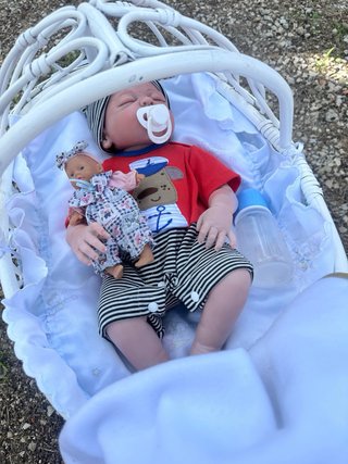 Bebé Reborn con Cuna, Biberón y Mantita