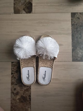 Sandalias de cuña con pompón blanco