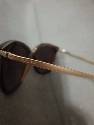 Gafas de sol marrones y doradas