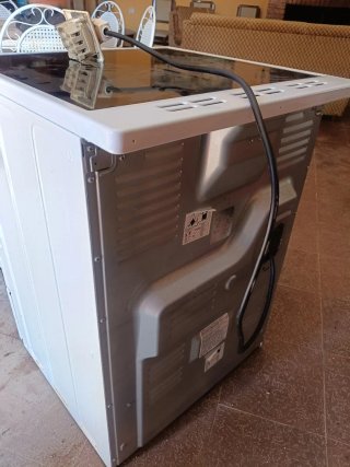 Cocina vitrocerámica y horno con luz