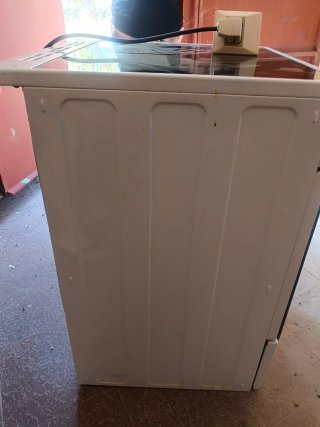 Cocina vitrocerámica y horno con luz