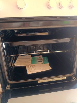 Cocina vitrocerámica y horno con luz