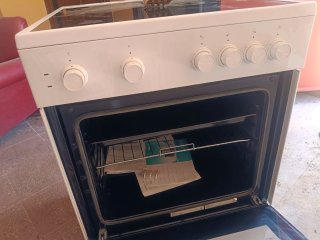 Cocina vitrocerámica y horno con luz