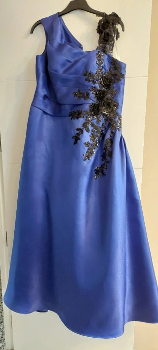 Vestido de fiesta azul con pedrería