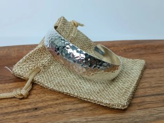 Pulsera ancha plata martillada
