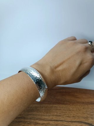 Pulsera ancha plata martillada