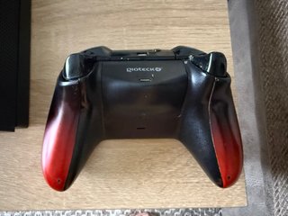 Xbox One X 1TB + Mando Vulcano + Juego