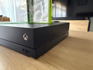 Xbox One X 1TB + Mando Vulcano + Juego