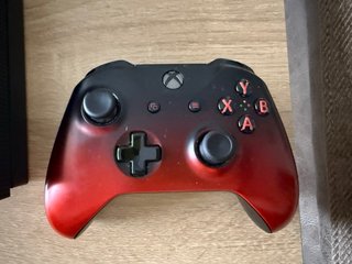 Xbox One X 1TB + Mando Vulcano + Juego