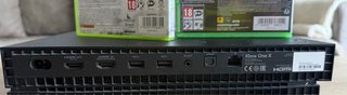 Xbox One X 1TB + Mando Vulcano + Juego