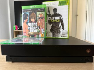Xbox One X 1TB + Mando Vulcano + Juego