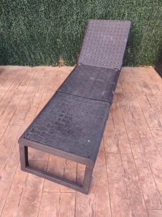 Tumbona de plástico marrón