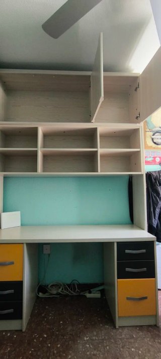 Escritorio con librería y armario.