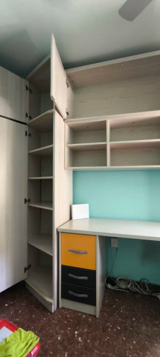 Escritorio con librería y armario.