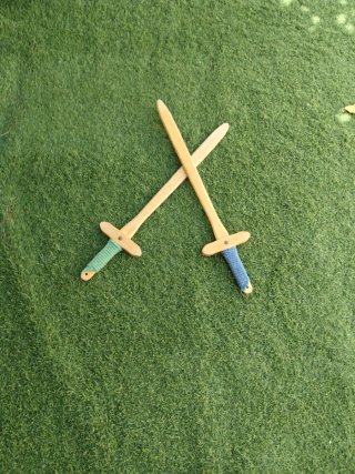Espadas de madera para jugar