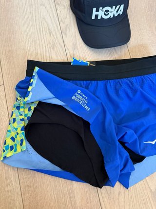 Hoka Marató Barcelona Short y Gorra Nuevos
