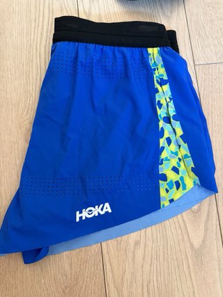 Hoka Marató Barcelona Short y Gorra Nuevos
