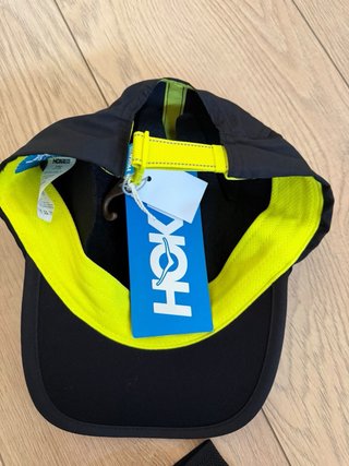 Hoka Marató Barcelona Short y Gorra Nuevos