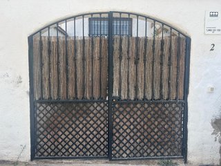 Portón de hierro forjado con celosía
