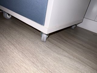 2 Comodini VIHALS con ruote + Scatola blu