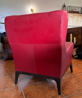 Sillón de piel Natuzzi rojo.