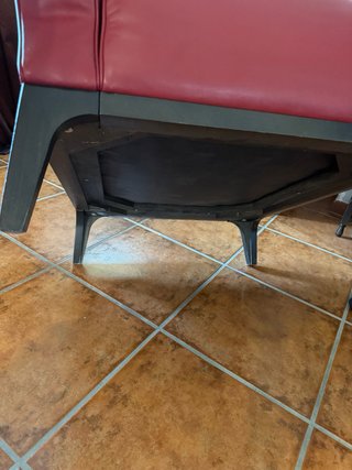 Sillón de piel Natuzzi rojo.