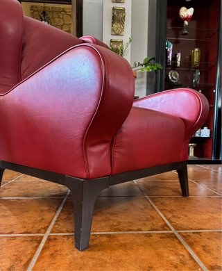 Sillón de piel Natuzzi rojo.
