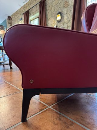 Sillón de piel Natuzzi rojo.