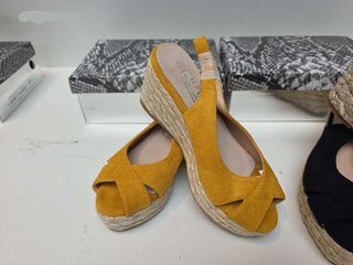 SANDALIA DE CUÑA BAJA ANTELINA. Stock Liquidacion