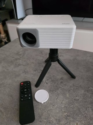 Miniproyector AKIYO O1 con mando y trípode