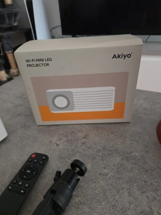 Miniproyector AKIYO O1 con mando y trípode