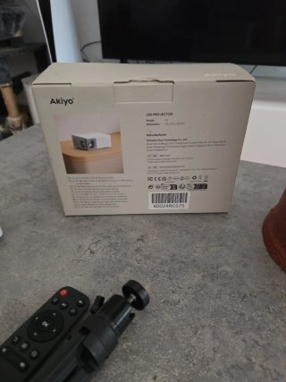 Miniproyector AKIYO O1 con mando y trípode