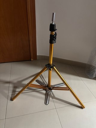 Trípode Peluquería Ajustable Dorado