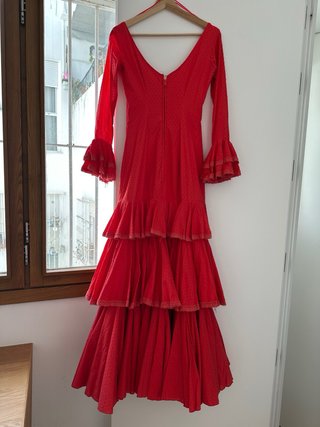 Traje de flamenca coral con lunares.