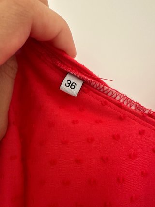 Traje de flamenca coral con lunares.