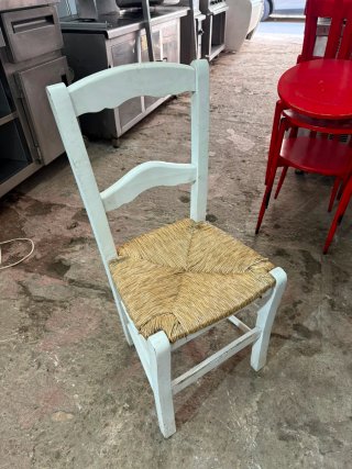 Sillas de madera blancas con asiento de paja