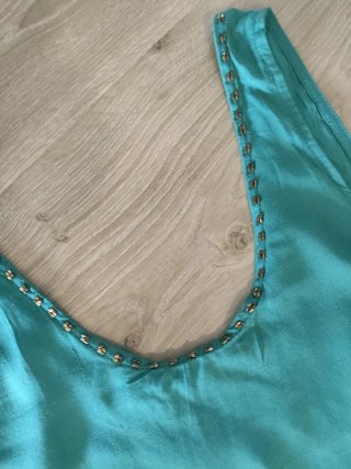 Camisa verde azulado con detalles