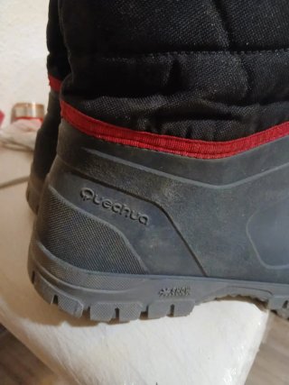 Botas de agua negras y rojas
