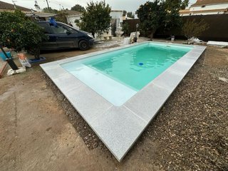 Piscina de poliéster 7x 3 con playa