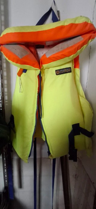 Chaleco salvavidas naranja y amarillo