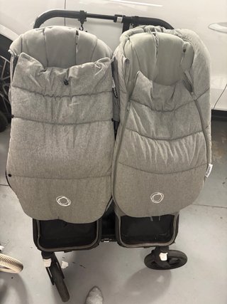 Carro Bugaboo Doble Gris con dos sillas y capazo