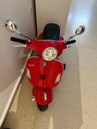 Vespa Roja Scooter