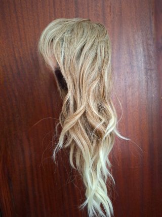 Peluca rubia ondulada con mechas