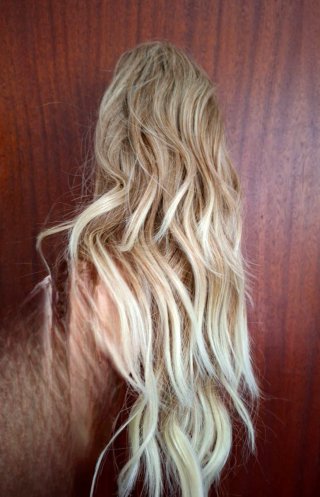 Peluca rubia ondulada con mechas