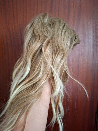 Peluca rubia ondulada con mechas