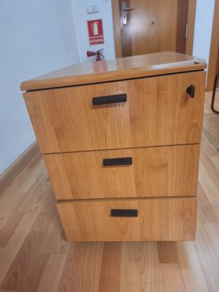 Cajonera de madera marrón