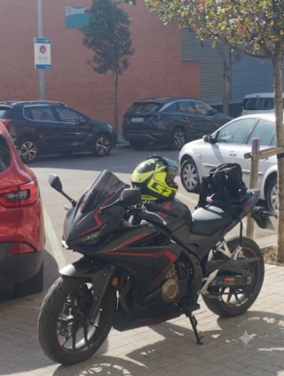 Moto Deportiva Negra y Roja