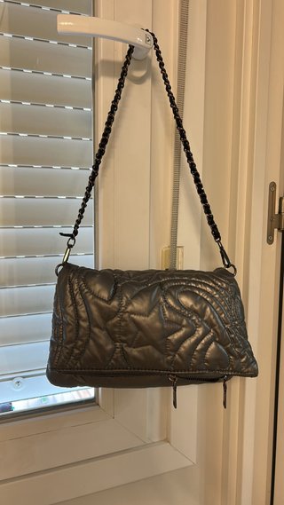 Bolso acolchado con cadena